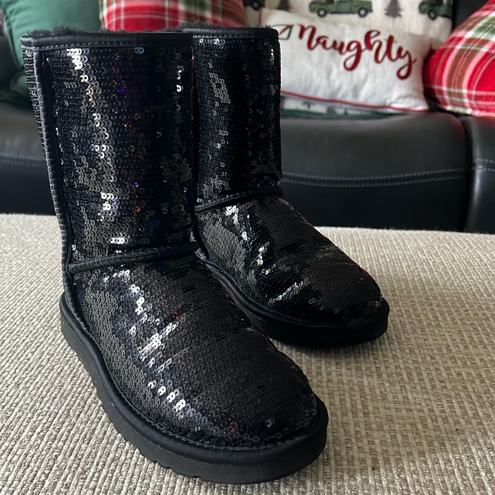 UGG BLACK SEQUINED BOOTS SZ 6 NEW(no box or tags)
